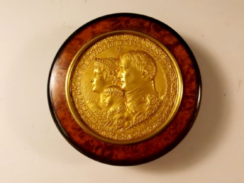FRENCH PRESSED BURR MAPLE TORTOISESHELL GILT METAL SNUFF BOX - ADDITIONAL PHOTO 1