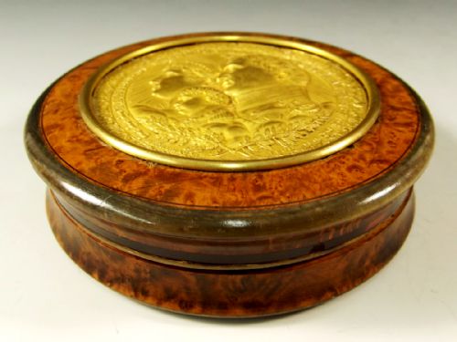 FRENCH PRESSED BURR MAPLE TORTOISESHELL GILT METAL SNUFF BOX - ADDITIONAL PHOTO 2