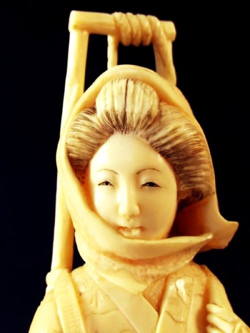JAPANESE MEIJI PERIOD IVORY WOMAN CHILD OKIMONO - ADDITIONAL PHOTO 5