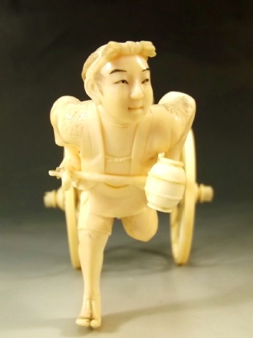 JAPANESE MEIJI PERIOD IVORY BIJIN IN RICKSHAW OKIMONO - ADDITIONAL PHOTO 8