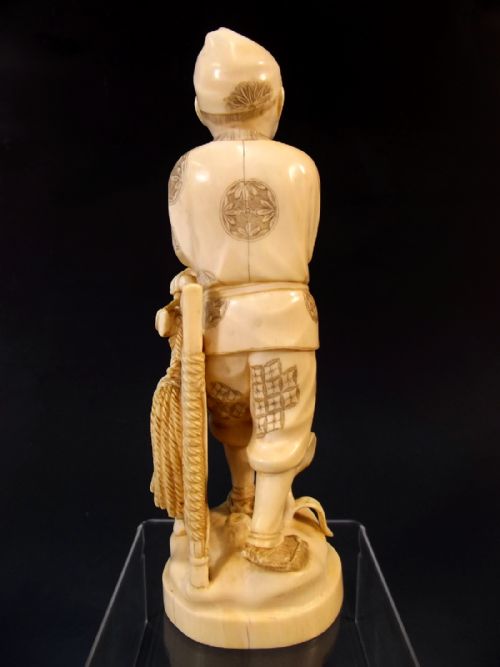 JAPANESE MEIJI PERIOD IVORY PIPE SMOKER OKIMONO - ADDITIONAL PHOTO 4