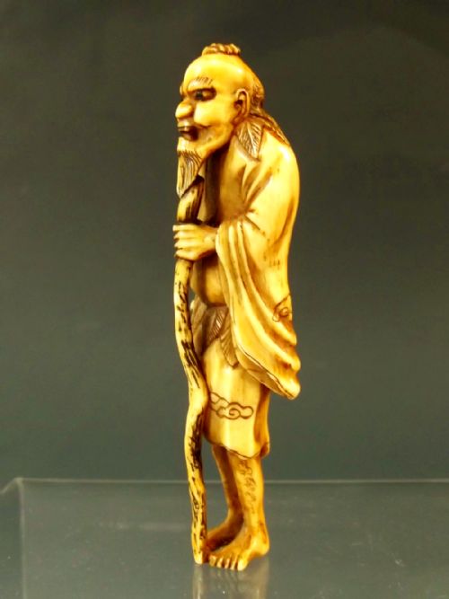 FINE JAPANESE IVORY NETSUKE OF A SENNIN EDO PERIOD - ADDITIONAL PHOTO 3