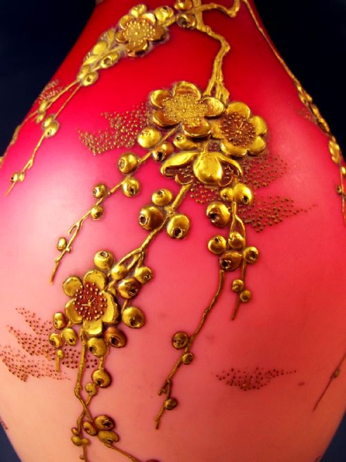 LARGE CASED PEACH BLOW GLASS VASE WITH GILT DECORATION THOMAS WEBB - ADDITIONAL PHOTO 2