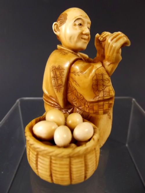 JAPANESE MEIJI PERIOD IVORY OKIMONO THE EGG TESTER - ADDITIONAL PHOTO 4