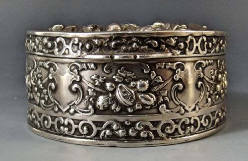 HANAU SILVER BOX EMBOSSED WITH TAVERN SCENE 1909 - ADDITIONAL PHOTO 3