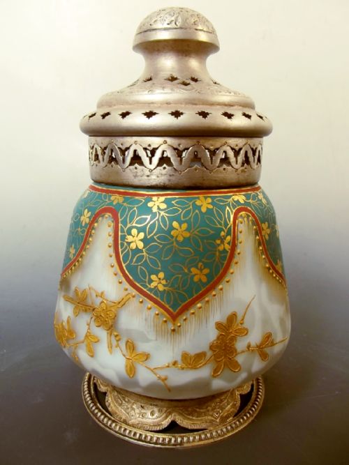 THOMAS WEBB SATIN GLASS POTPOURRI ACORN PATTERN DECORATION - ADDITIONAL PHOTO 1