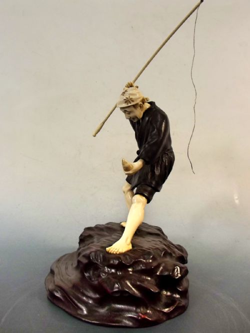 JAPANESE MEIJI PERIOD MIXEDMEDIA BRONZE IVORY AND HARDWOOD FISHERMAN OKIMONO - ADDITIONAL PHOTO 3