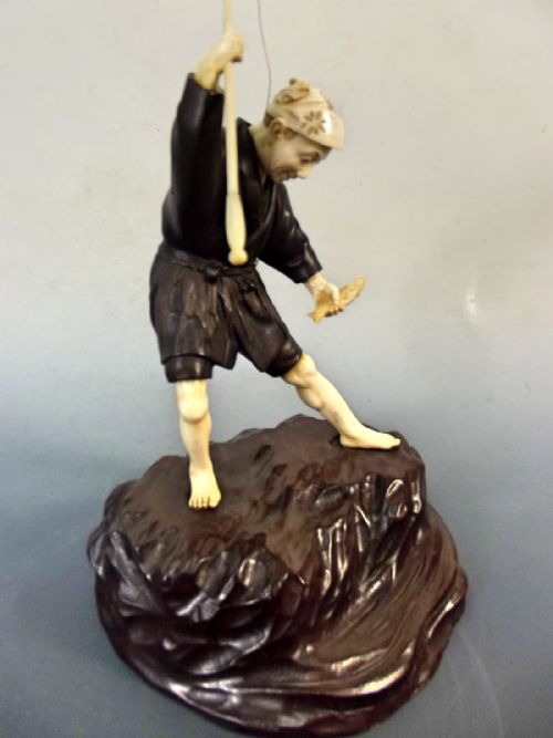 JAPANESE MEIJI PERIOD MIXEDMEDIA BRONZE IVORY AND HARDWOOD FISHERMAN OKIMONO - ADDITIONAL PHOTO 7