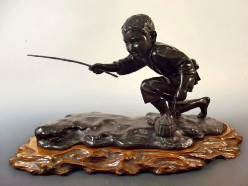 LARGE JAPANESE MEIJI PERIOD BRONZE ON HARDWOOD BASE OF BOY CRABBING - ADDITIONAL PHOTO 1