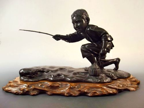 LARGE JAPANESE MEIJI PERIOD BRONZE ON HARDWOOD BASE OF BOY CRABBING - ADDITIONAL PHOTO 2