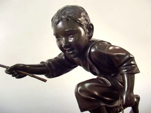 LARGE JAPANESE MEIJI PERIOD BRONZE ON HARDWOOD BASE OF BOY CRABBING - ADDITIONAL PHOTO 3