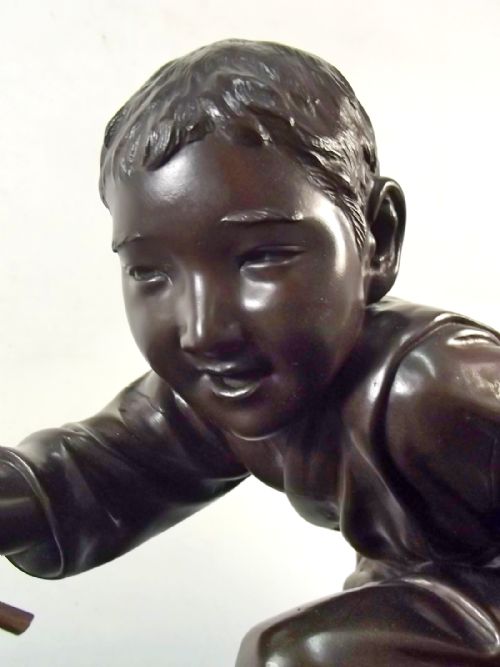 LARGE JAPANESE MEIJI PERIOD BRONZE ON HARDWOOD BASE OF BOY CRABBING - ADDITIONAL PHOTO 4