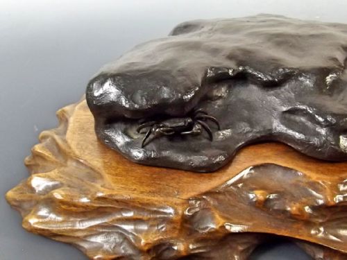 LARGE JAPANESE MEIJI PERIOD BRONZE ON HARDWOOD BASE OF BOY CRABBING - ADDITIONAL PHOTO 5