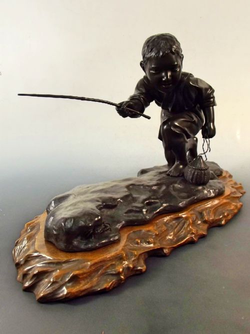 LARGE JAPANESE MEIJI PERIOD BRONZE ON HARDWOOD BASE OF BOY CRABBING - ADDITIONAL PHOTO 6