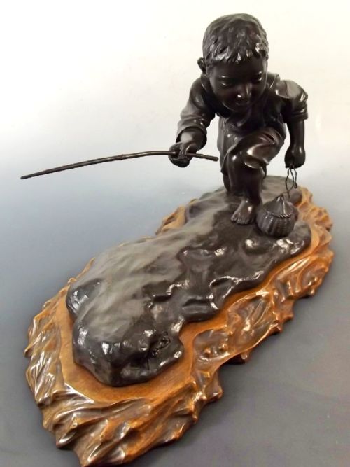 LARGE JAPANESE MEIJI PERIOD BRONZE ON HARDWOOD BASE OF BOY CRABBING - ADDITIONAL PHOTO 7