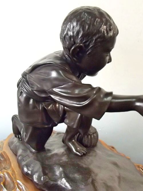 LARGE JAPANESE MEIJI PERIOD BRONZE ON HARDWOOD BASE OF BOY CRABBING - ADDITIONAL PHOTO 9