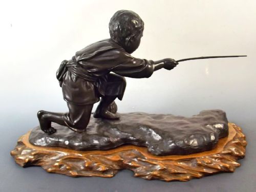 LARGE JAPANESE MEIJI PERIOD BRONZE ON HARDWOOD BASE OF BOY CRABBING - ADDITIONAL PHOTO 10