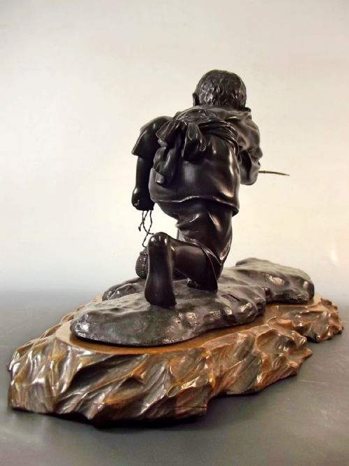 LARGE JAPANESE MEIJI PERIOD BRONZE ON HARDWOOD BASE OF BOY CRABBING - ADDITIONAL PHOTO 12