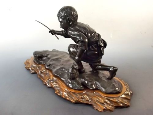LARGE JAPANESE MEIJI PERIOD BRONZE ON HARDWOOD BASE OF BOY CRABBING - ADDITIONAL PHOTO 13