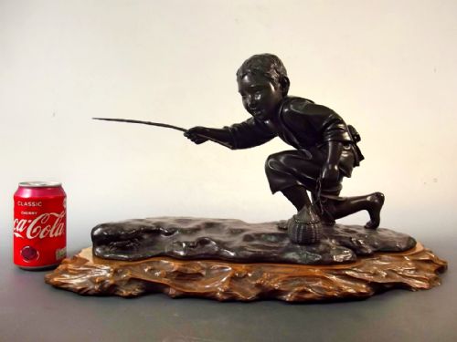LARGE JAPANESE MEIJI PERIOD BRONZE ON HARDWOOD BASE OF BOY CRABBING - ADDITIONAL PHOTO 14