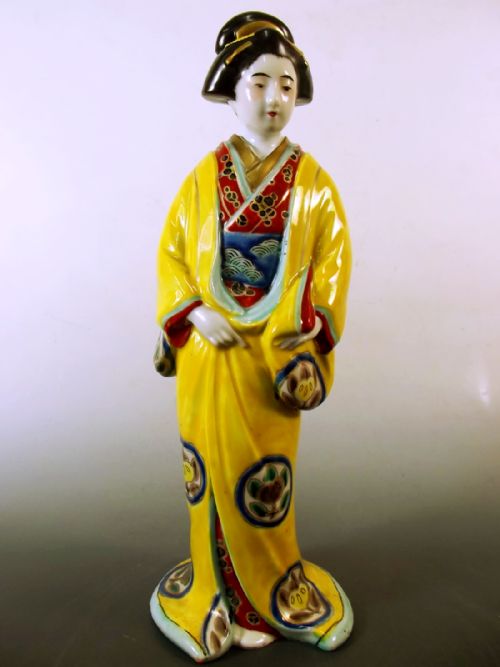 japanese taisho period kutani porcelain figure of a bijin - CATEGORY: ANTIQUE CERAMICS - DATED 1920