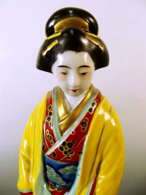 JAPANESE TAISHO PERIOD KUTANI PORCELAIN FIGURE OF A BIJIN - ADDITIONAL PHOTO 1
