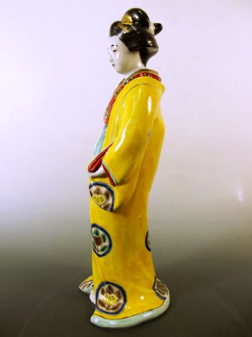JAPANESE TAISHO PERIOD KUTANI PORCELAIN FIGURE OF A BIJIN - ADDITIONAL PHOTO 2