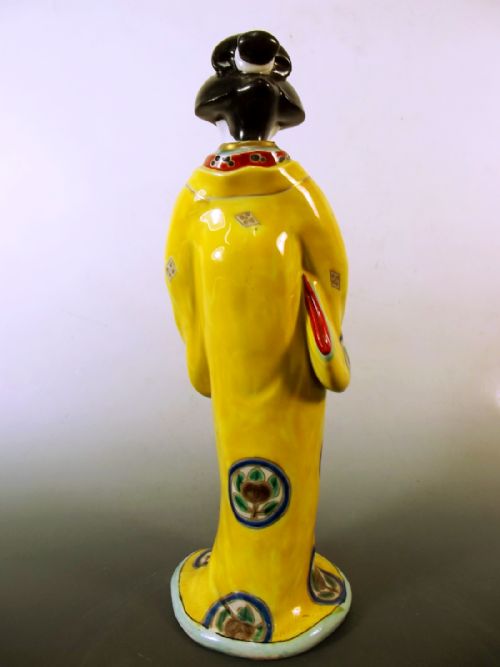 JAPANESE TAISHO PERIOD KUTANI PORCELAIN FIGURE OF A BIJIN - ADDITIONAL PHOTO 3