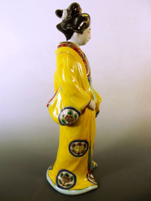 JAPANESE TAISHO PERIOD KUTANI PORCELAIN FIGURE OF A BIJIN - ADDITIONAL PHOTO 4