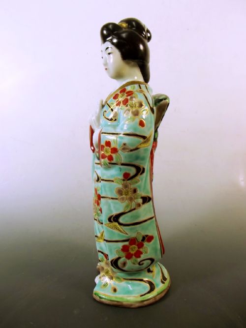 JAPANESE MEIJI PERIOD KUTANI PORCELAIN FIGURE BIJIN WITH FAN - ADDITIONAL PHOTO 2