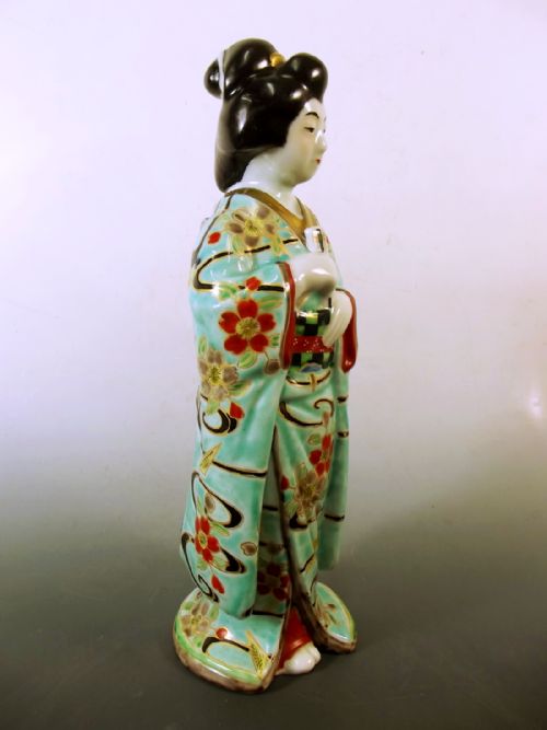 JAPANESE MEIJI PERIOD KUTANI PORCELAIN FIGURE BIJIN WITH FAN - ADDITIONAL PHOTO 4