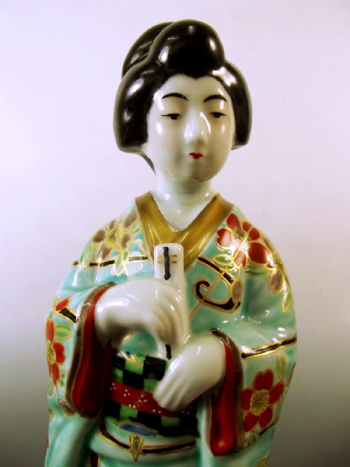 JAPANESE MEIJI PERIOD KUTANI PORCELAIN FIGURE BIJIN WITH FAN - ADDITIONAL PHOTO 6