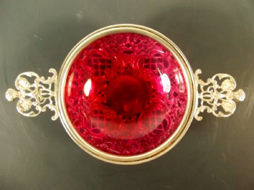 SILVER HALLMARKED CRANBERRY GLASS QUAICH WILLIAM COMYNS 1894 - ADDITIONAL PHOTO 1