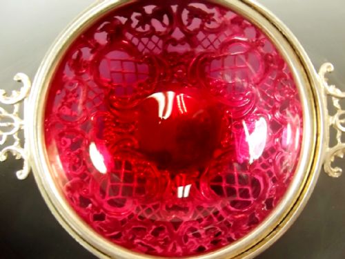 SILVER HALLMARKED CRANBERRY GLASS QUAICH WILLIAM COMYNS 1894 - ADDITIONAL PHOTO 2