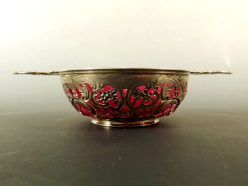 SILVER HALLMARKED CRANBERRY GLASS QUAICH WILLIAM COMYNS 1894 - ADDITIONAL PHOTO 3