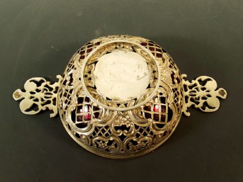 SILVER HALLMARKED CRANBERRY GLASS QUAICH WILLIAM COMYNS 1894 - ADDITIONAL PHOTO 5