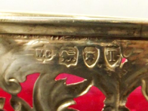 SILVER HALLMARKED CRANBERRY GLASS QUAICH WILLIAM COMYNS 1894 - ADDITIONAL PHOTO 6