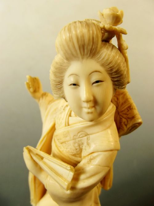 JAPANESE MEIJI PERIOD IVORY GEISHA OKIMONO - ADDITIONAL PHOTO 1