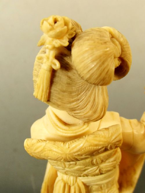 JAPANESE MEIJI PERIOD IVORY GEISHA OKIMONO - ADDITIONAL PHOTO 4