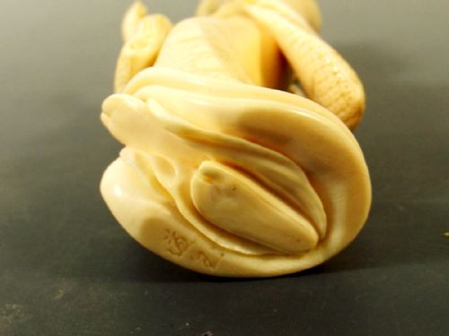 JAPANESE MEIJI PERIOD IVORY GEISHA OKIMONO - ADDITIONAL PHOTO 8
