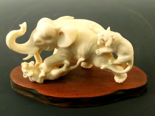 JAPANESE MEIJI PERIOD ONE PIECE IVORY ELEPHANT AND TIGERS OKIMONO - ADDITIONAL PHOTO 1