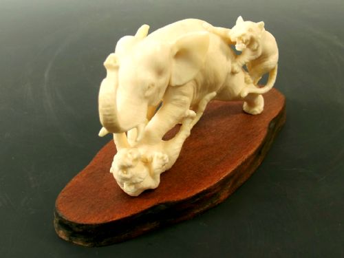 JAPANESE MEIJI PERIOD ONE PIECE IVORY ELEPHANT AND TIGERS OKIMONO - ADDITIONAL PHOTO 2