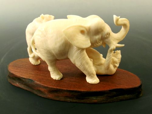 JAPANESE MEIJI PERIOD ONE PIECE IVORY ELEPHANT AND TIGERS OKIMONO - ADDITIONAL PHOTO 4
