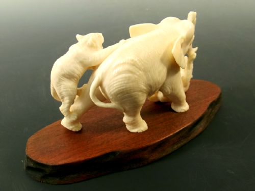 JAPANESE MEIJI PERIOD ONE PIECE IVORY ELEPHANT AND TIGERS OKIMONO - ADDITIONAL PHOTO 5