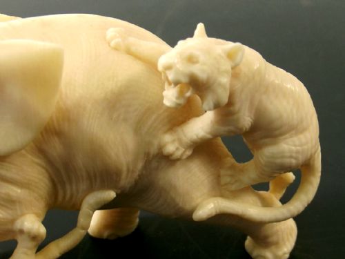 JAPANESE MEIJI PERIOD ONE PIECE IVORY ELEPHANT AND TIGERS OKIMONO - ADDITIONAL PHOTO 9