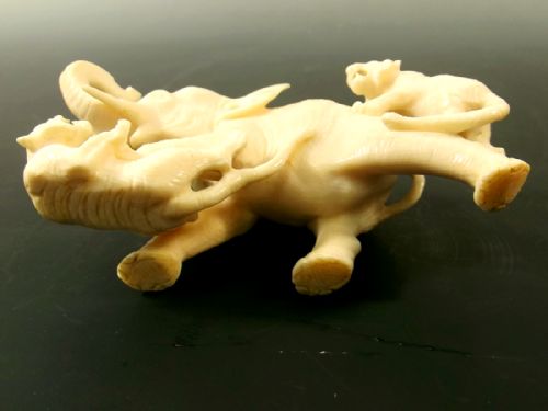 JAPANESE MEIJI PERIOD ONE PIECE IVORY ELEPHANT AND TIGERS OKIMONO - ADDITIONAL PHOTO 10