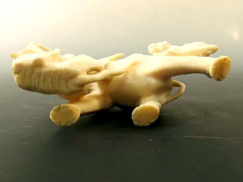 JAPANESE MEIJI PERIOD ONE PIECE IVORY ELEPHANT AND TIGERS OKIMONO - ADDITIONAL PHOTO 11