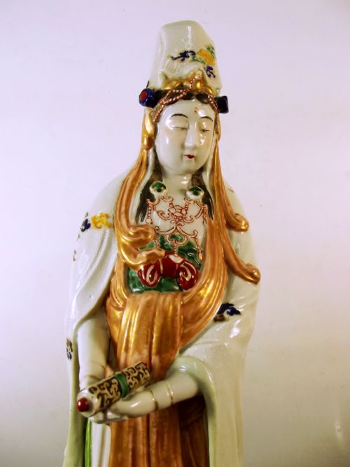 LARGE JAPANESE MEIJI PERIOD KUTANI PORCELAIN GUANYIN FIGURINE - ADDITIONAL PHOTO 1