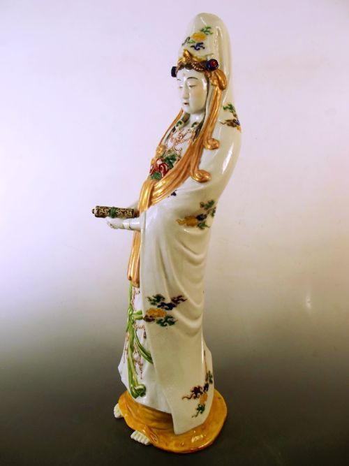 LARGE JAPANESE MEIJI PERIOD KUTANI PORCELAIN GUANYIN FIGURINE - ADDITIONAL PHOTO 2