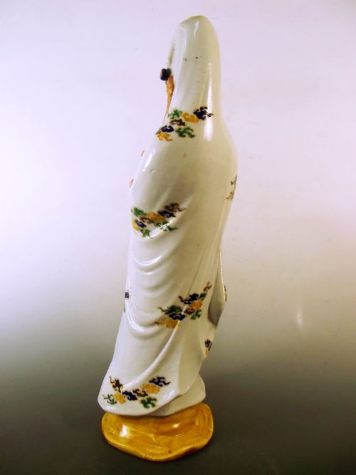 LARGE JAPANESE MEIJI PERIOD KUTANI PORCELAIN GUANYIN FIGURINE - ADDITIONAL PHOTO 3